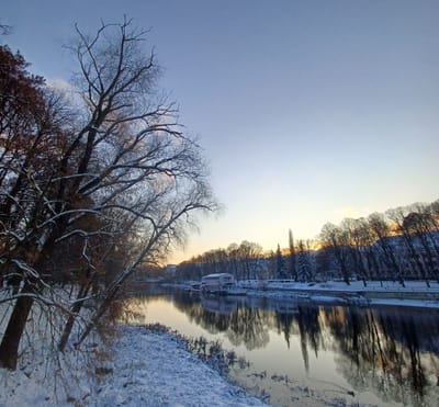 An early sunset on a half-frozen Emajogi.